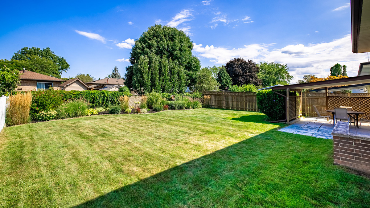 Large fenced yard for outdoor enjoyments thumbnail