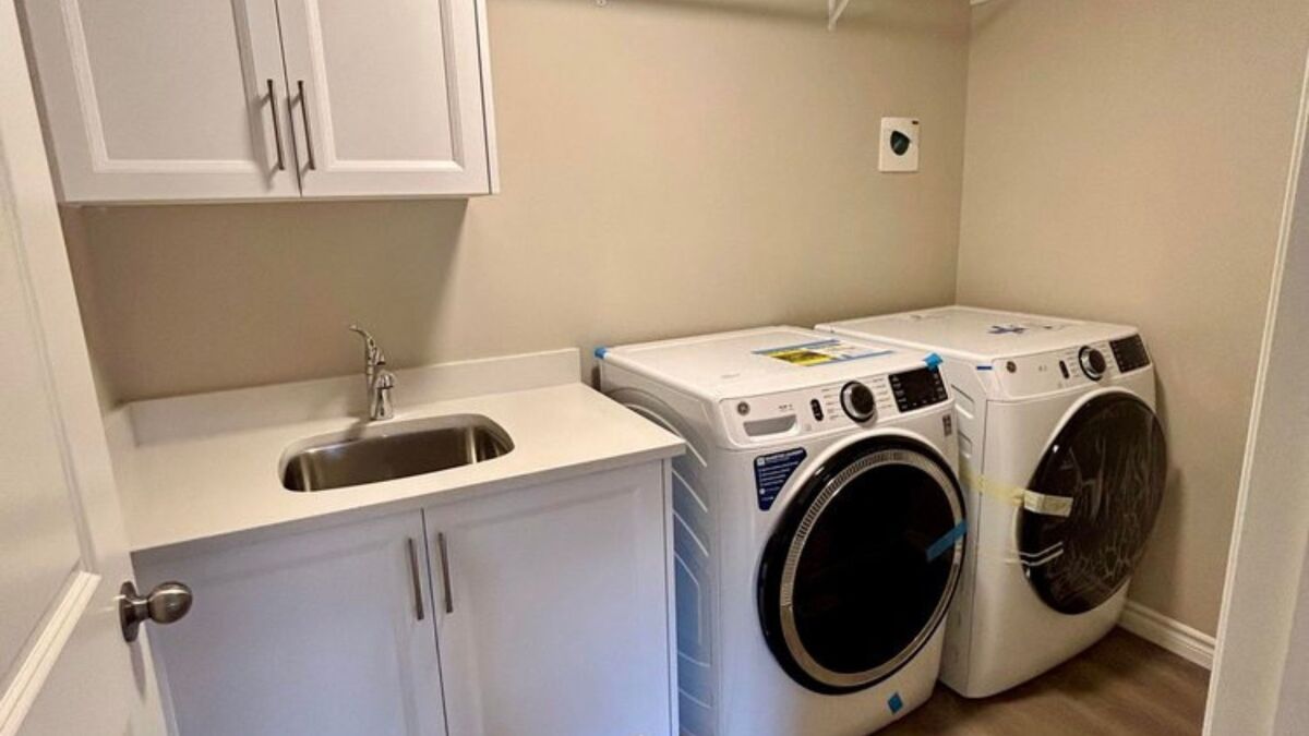 Separate laundry on second level thumbnail