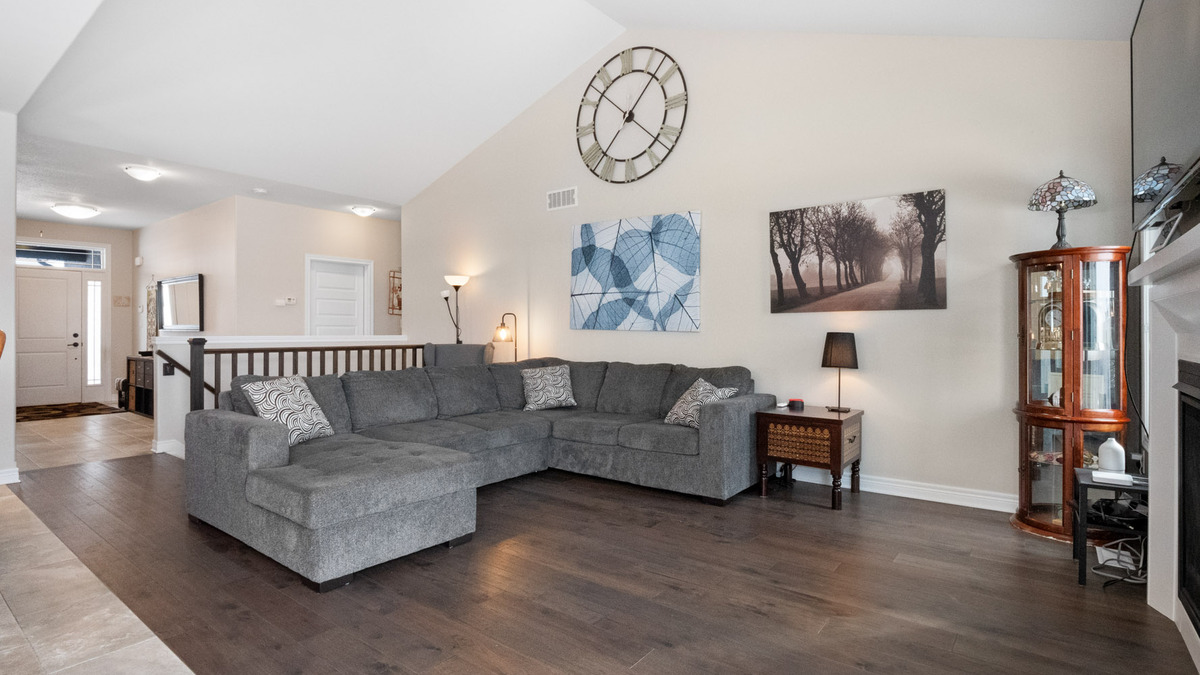 vaulted ceiling in great room thumbnail