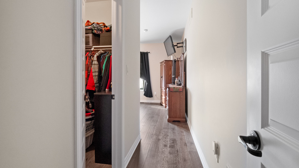 primary suite w/ walk-in closet to left thumbnail